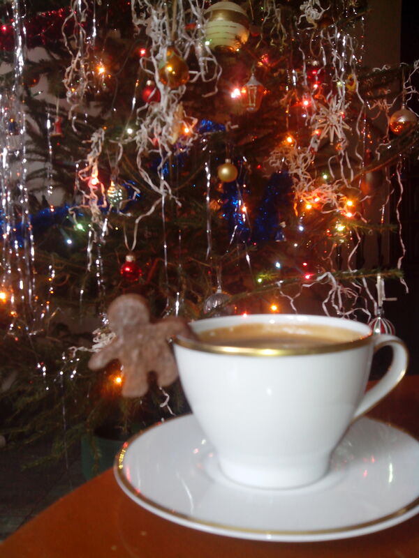 Árbol de Navidad y taza de chocolate caliente.